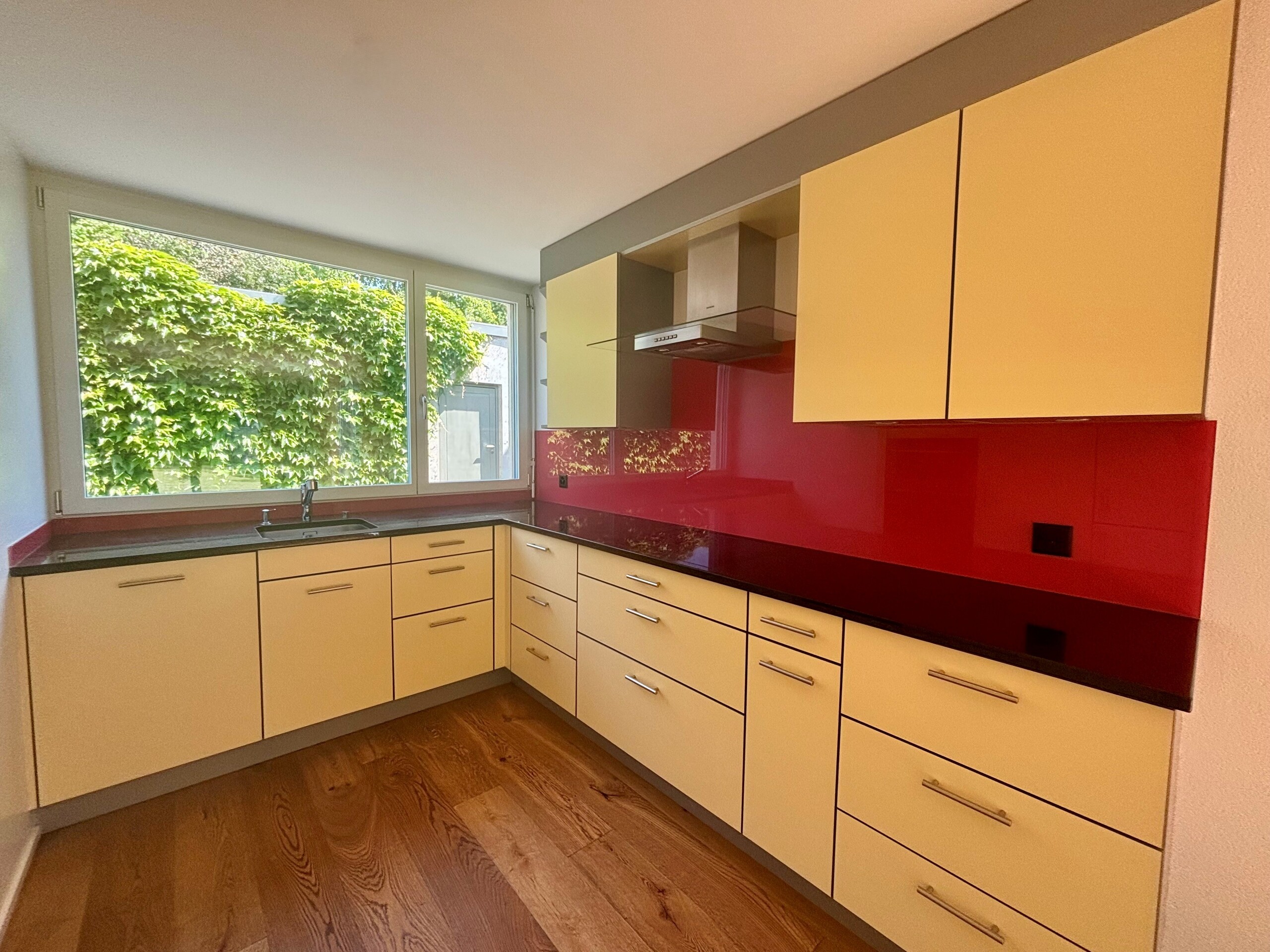 Moderne Einbauküche mit großem Fenster