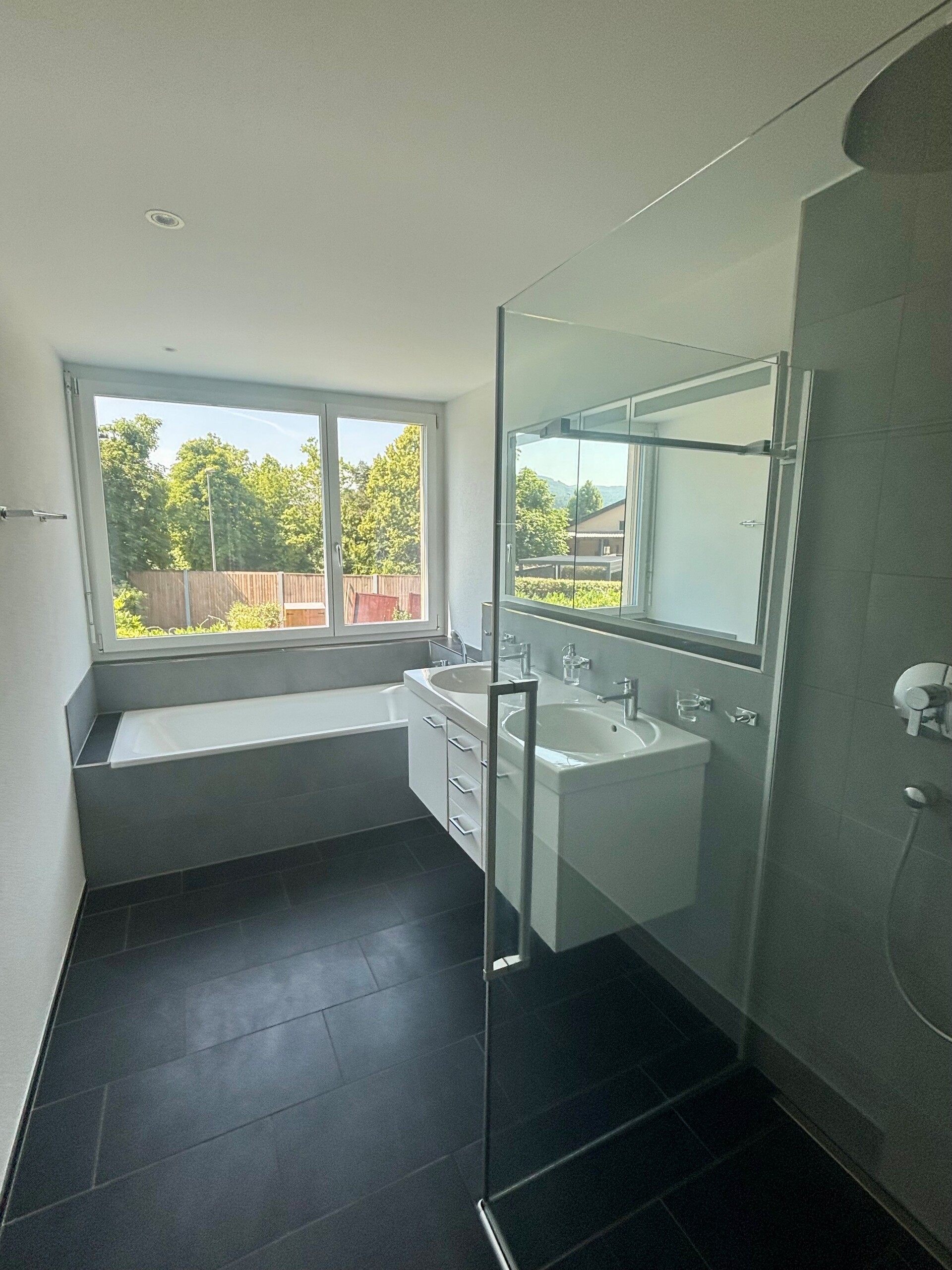 Modernes Badezimmer mit Badewanne und Doppelwaschtisch