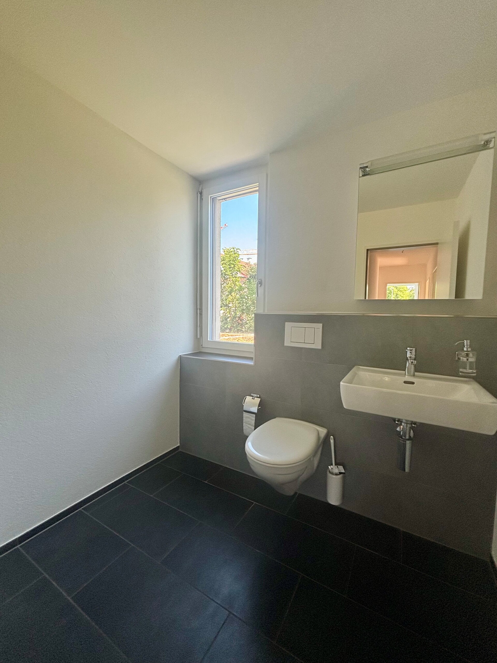 Modernes Gäste-WC mit Fenster und Wand-WC
