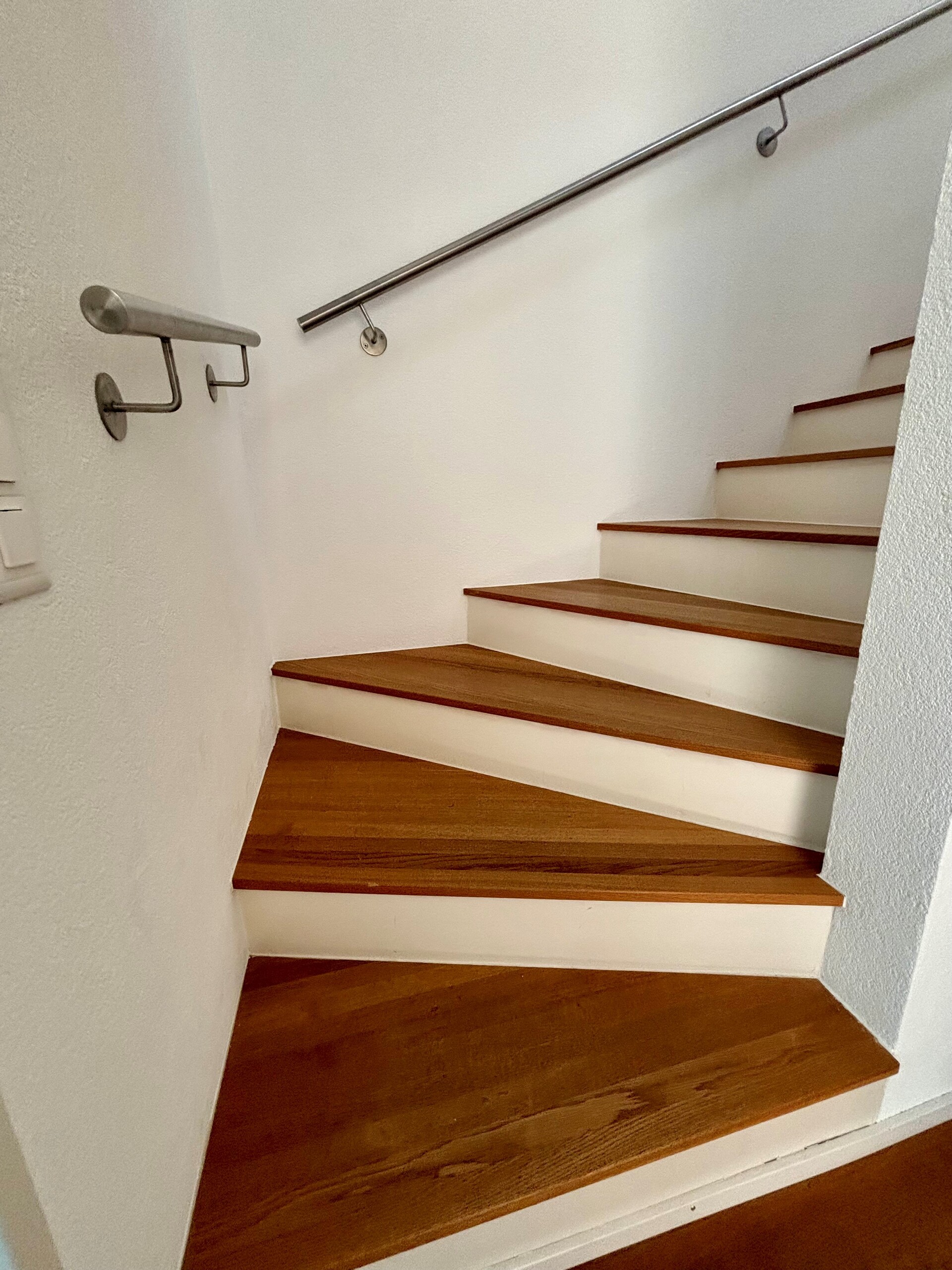 Treppenaufgang mit Holzstufen