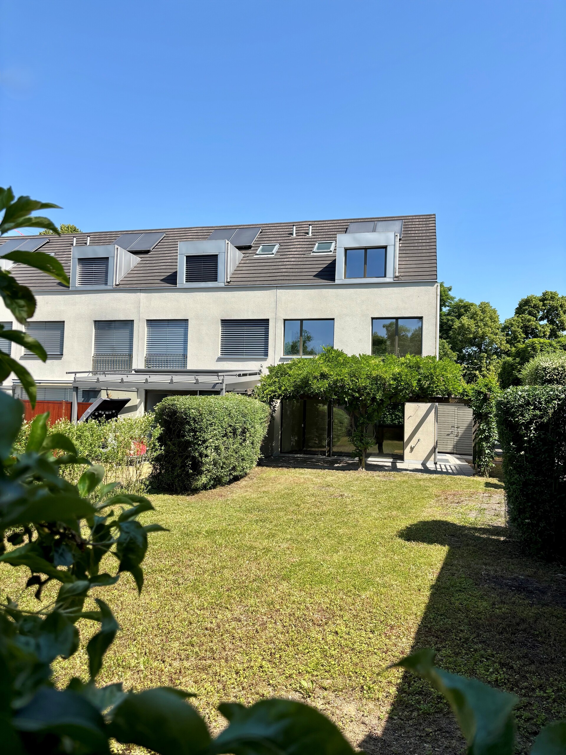 Modernes Reihenhaus mit Garten