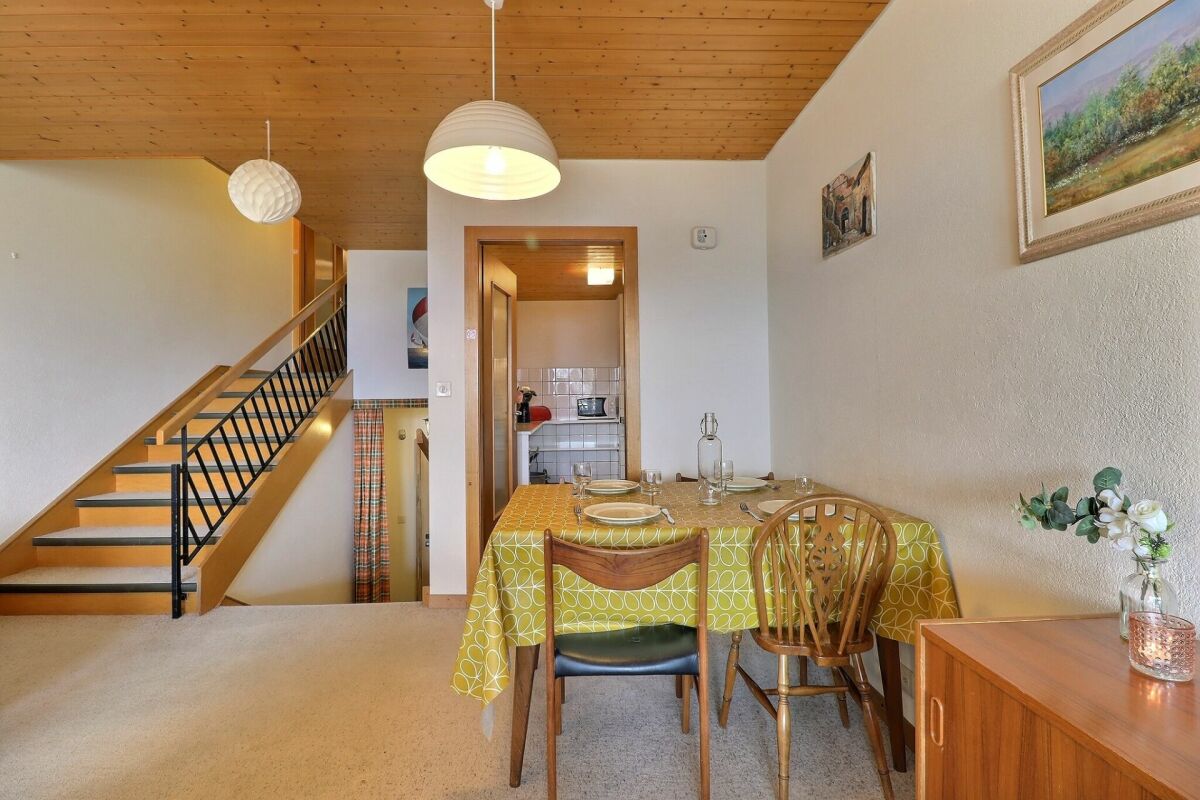 Essbereich mit Treppe und Durchgang zur Küche
