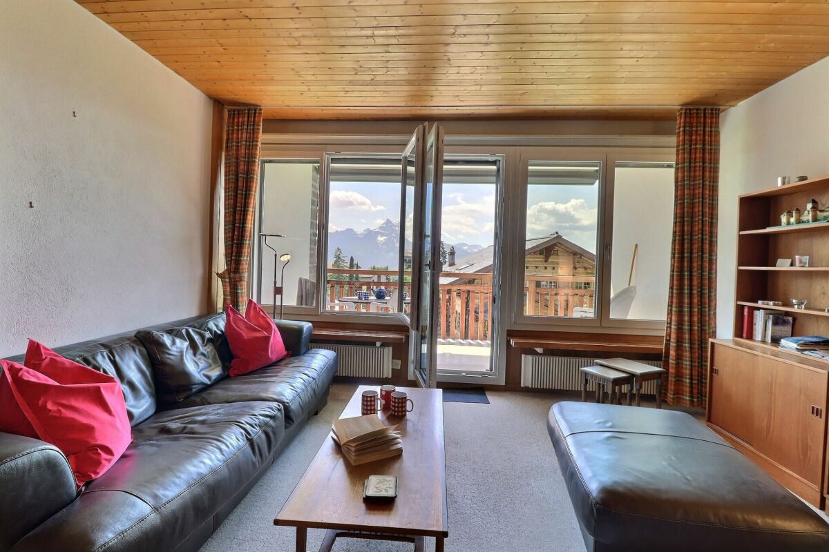 Wohnzimmer mit Bergblick und Balkon