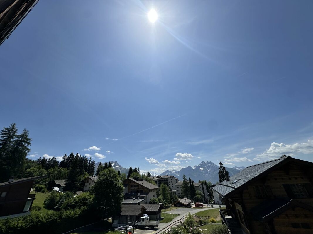 Bergblick über eine alpine Siedlung