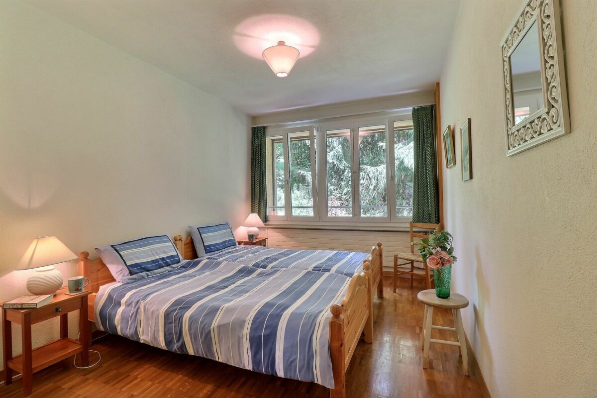Helles Schlafzimmer mit zwei Einzelbetten