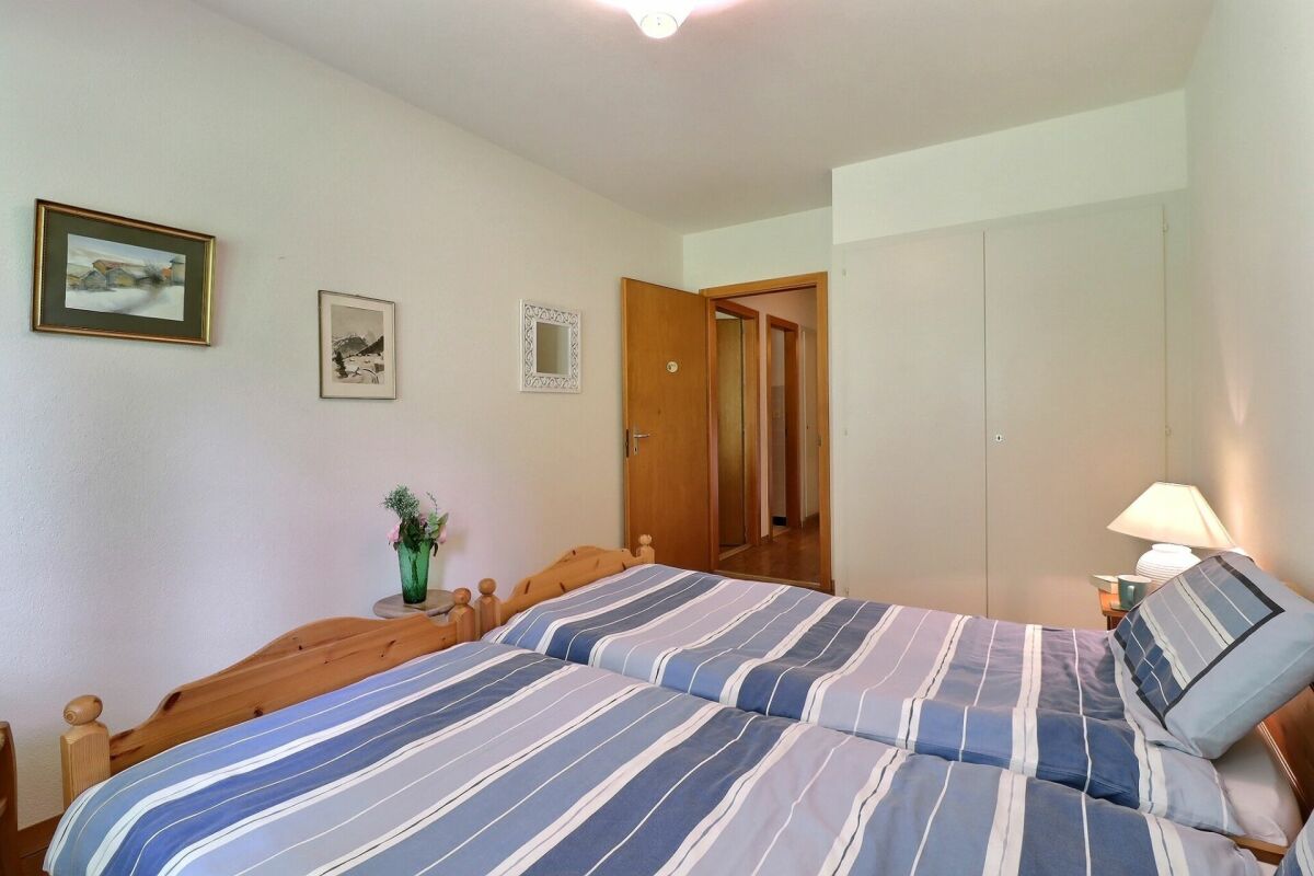 Schlafzimmer mit zwei Einzelbetten