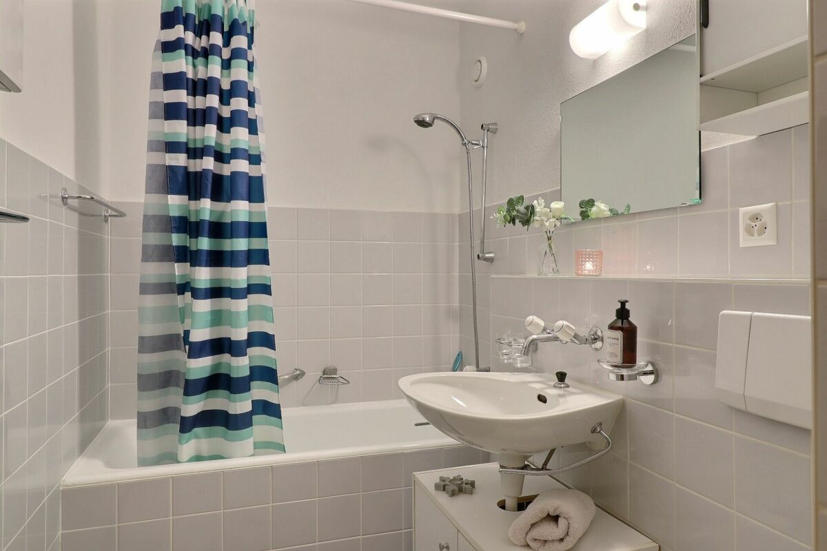 Badezimmer mit Badewanne und Waschbecken