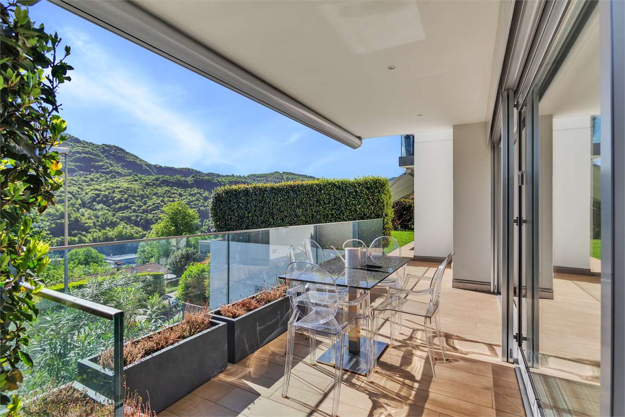 Balkon mit Bergblick