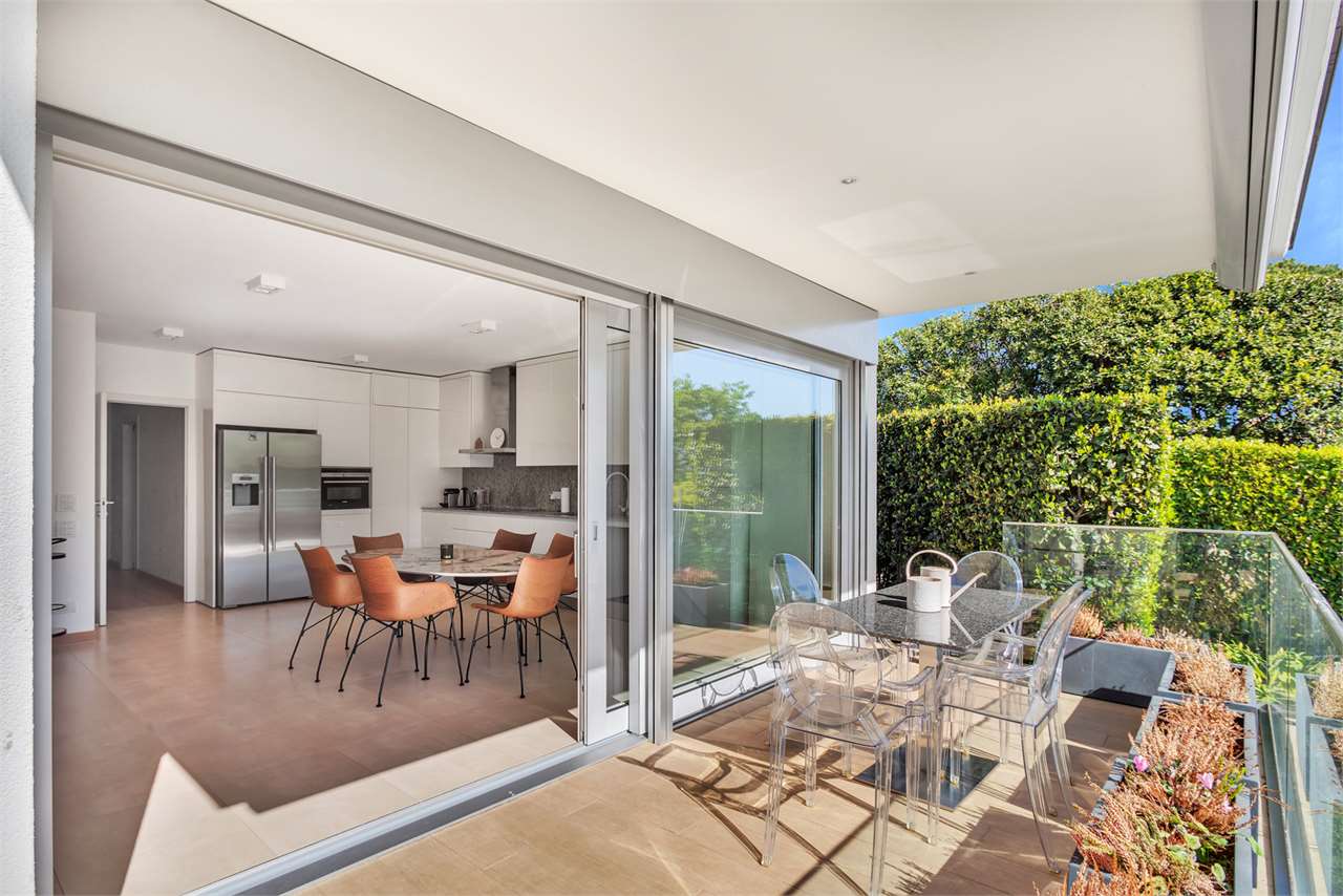 Moderne Terrasse mit offenem Wohnbereich