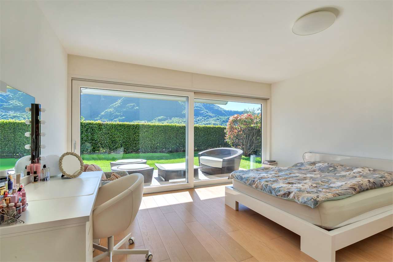 Helles Schlafzimmer mit Gartenblick