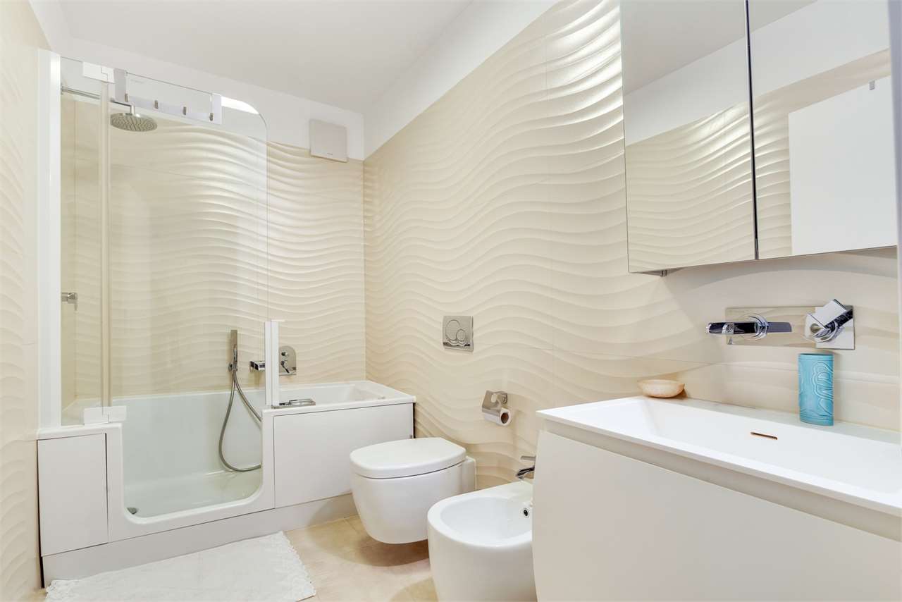 Modernes Badezimmer mit Wanne und Waschtisch