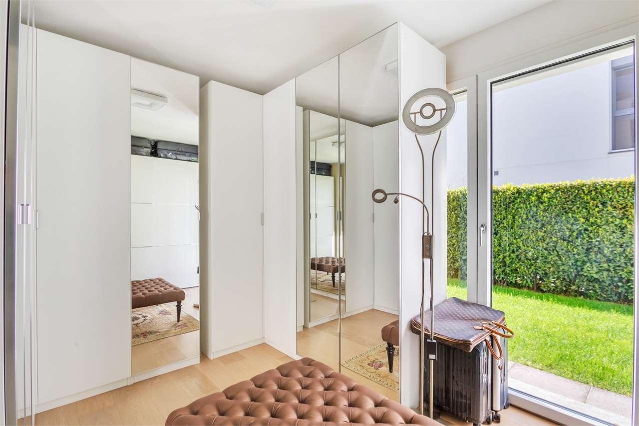 Helles Ankleidezimmer mit Blick in den Garten