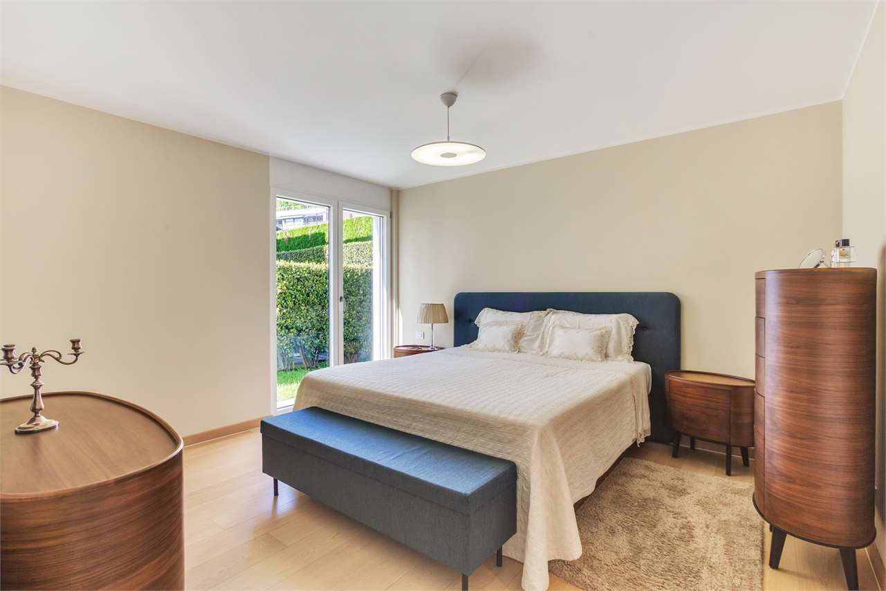 Helles Schlafzimmer mit Gartenblick