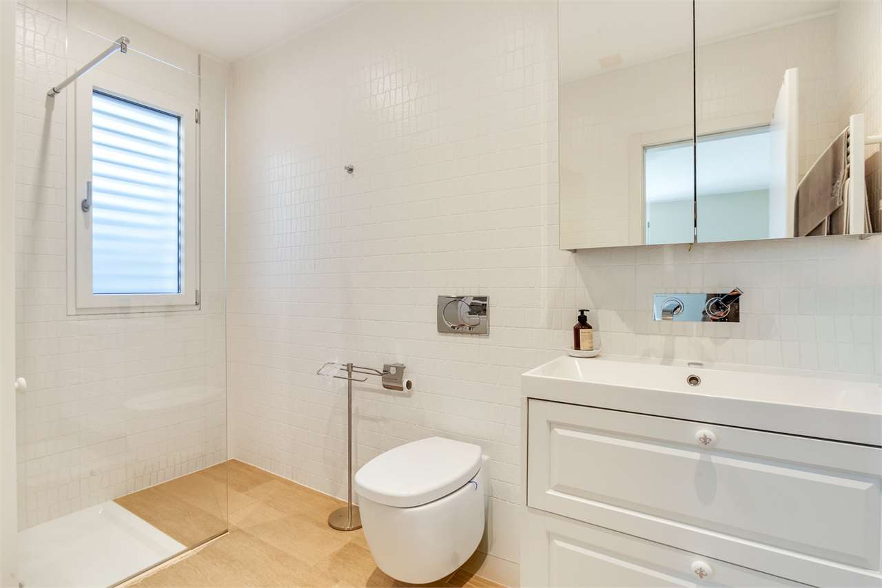Modernes Badezimmer mit Dusche, WC und Waschtisch