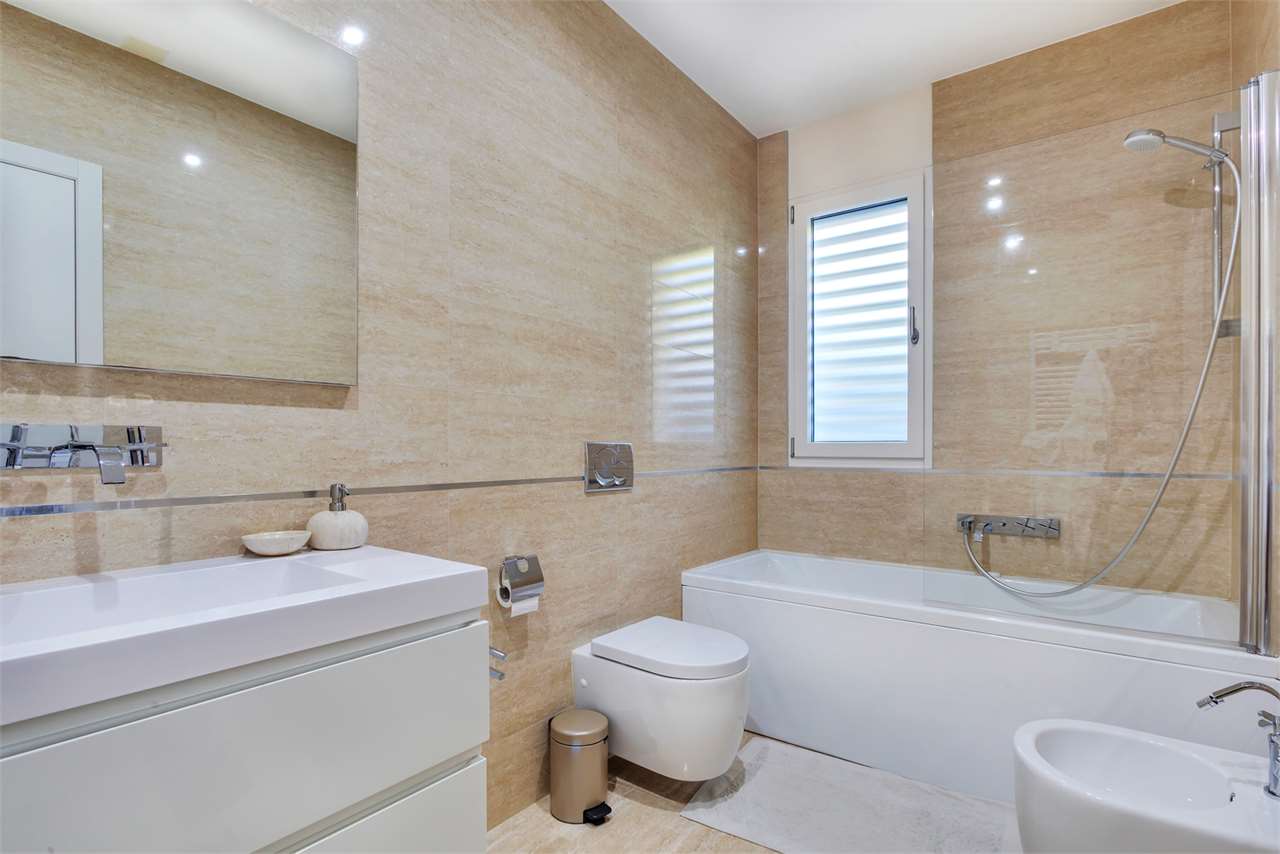 Modernes Badezimmer mit Badewanne und Waschtisch