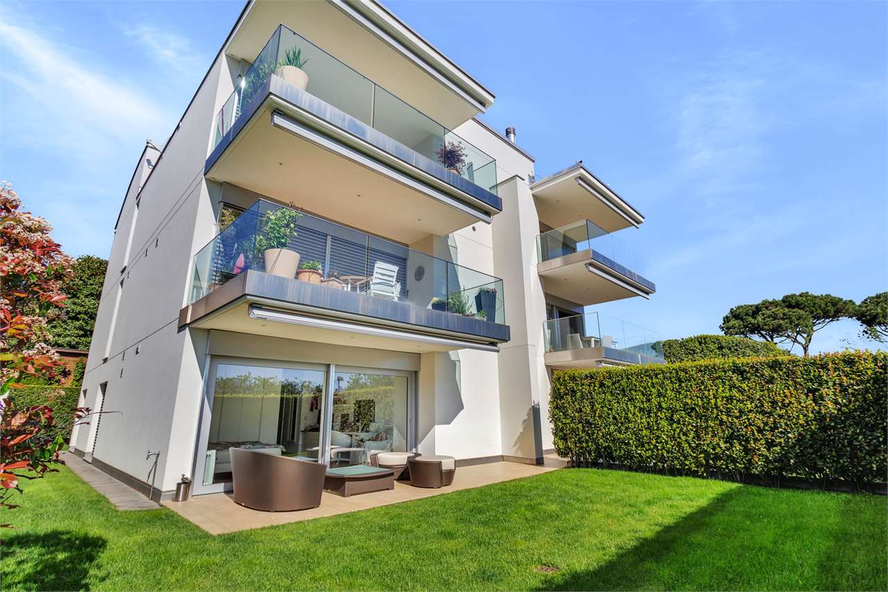 Moderne Wohnanlage mit Garten und Balkonen
