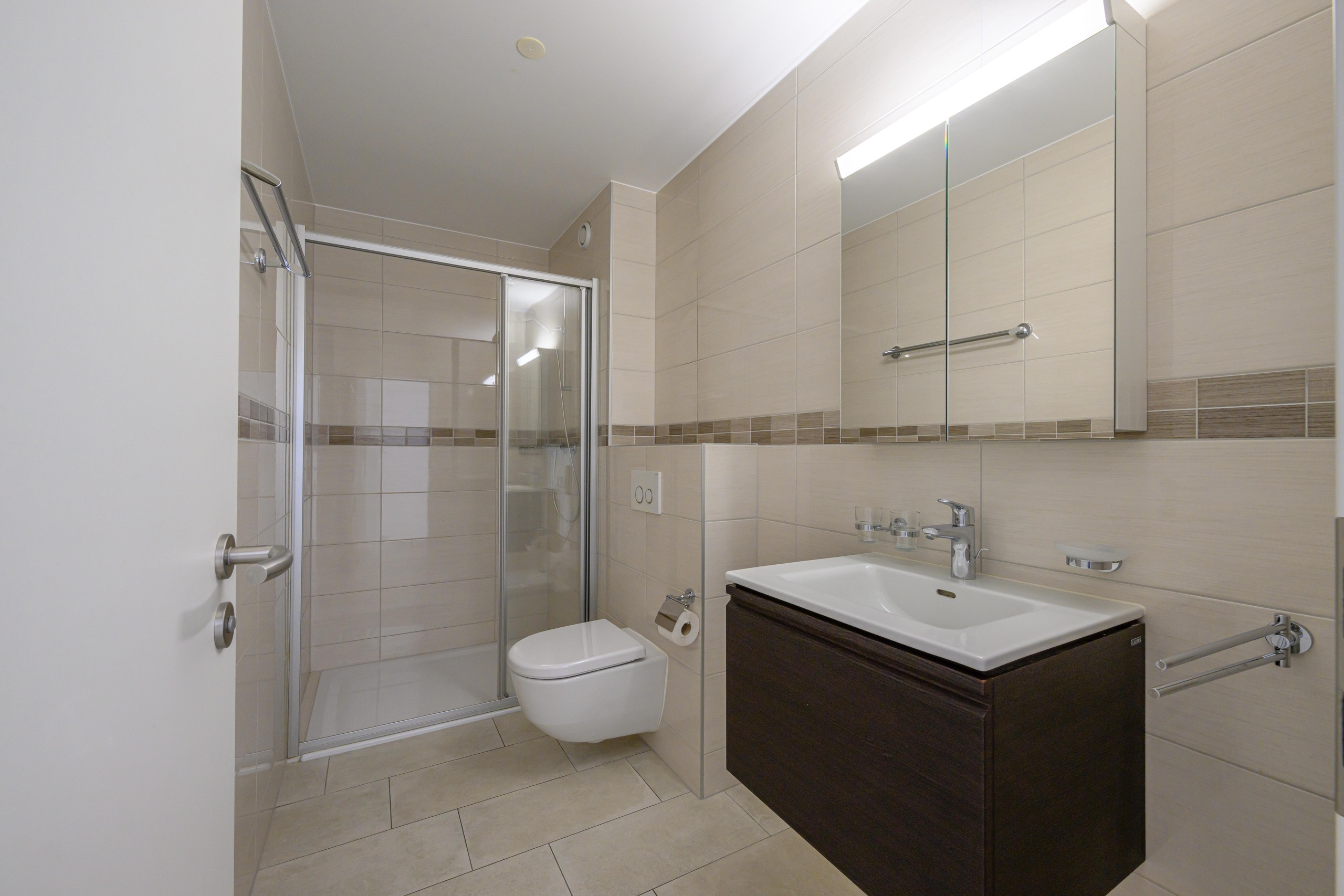 Modernes Badezimmer mit Dusche und Waschtisch