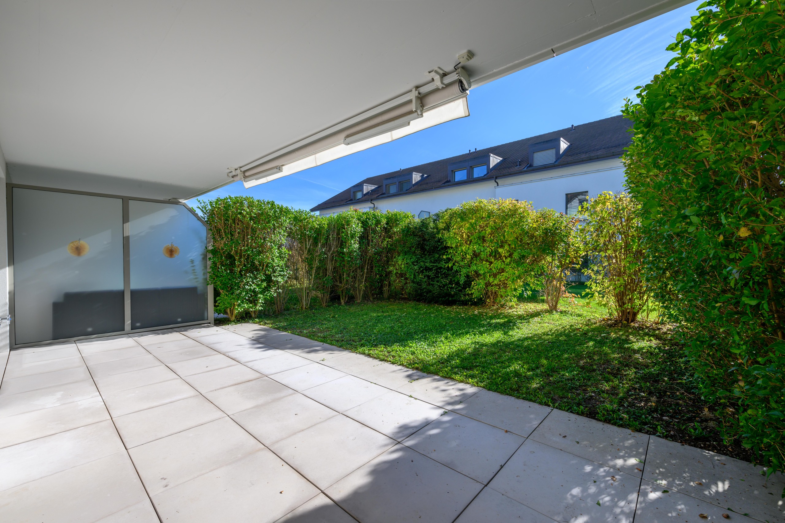 Überdachte Terrasse mit Gartenblick