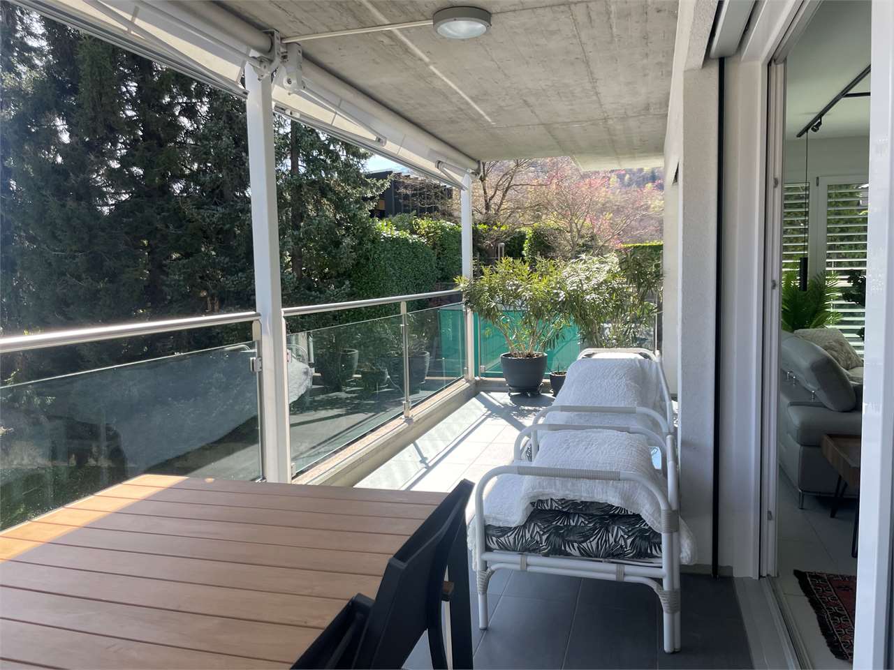 Überdachter Balkon mit Blick ins Grüne