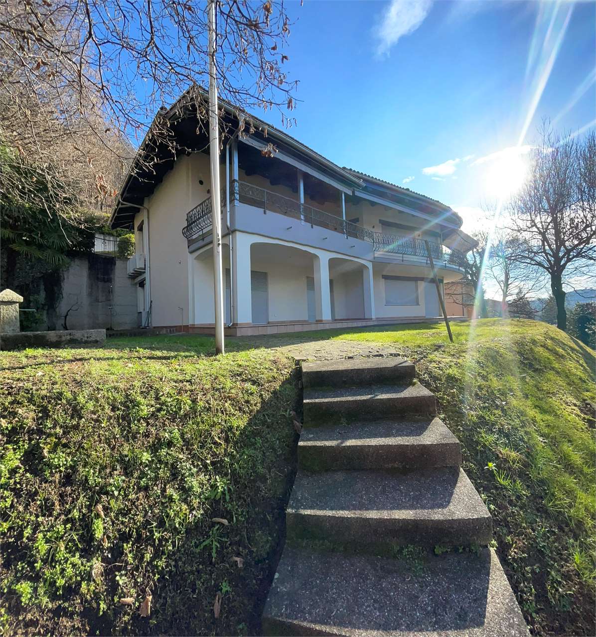 Außenansicht eines Hauses mit Hanggrundstück