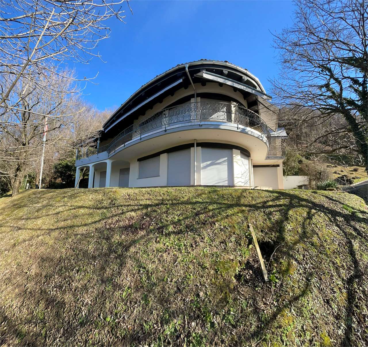 Modernes Haus mit geschwungener Fassade