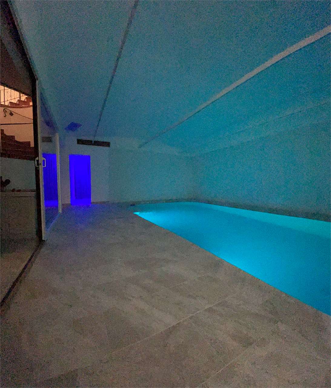 Innenraum mit Poolbereich
