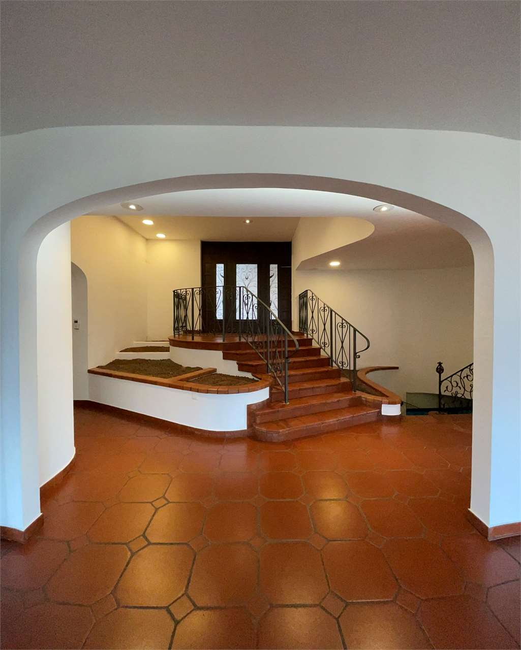 Eingangsbereich mit Treppe und Rundbogen