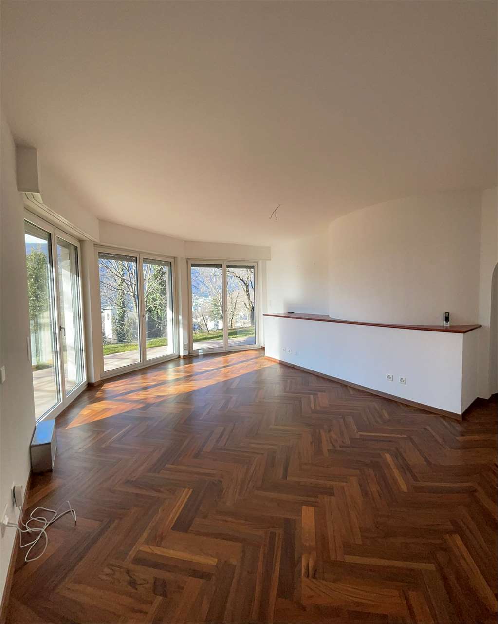 Heller Wohnraum mit Panorama-Fenstern
