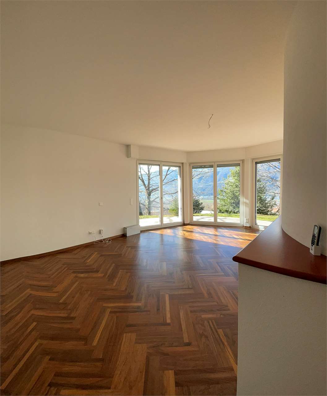 Leerer Wohnraum mit Panoramafenstern