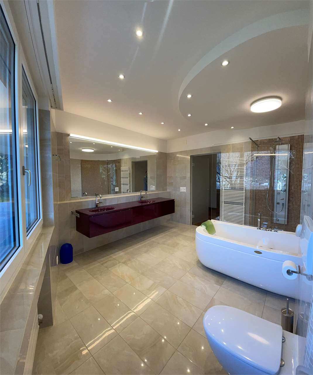 Modernes Badezimmer mit Wanne und Doppelwaschbecken
