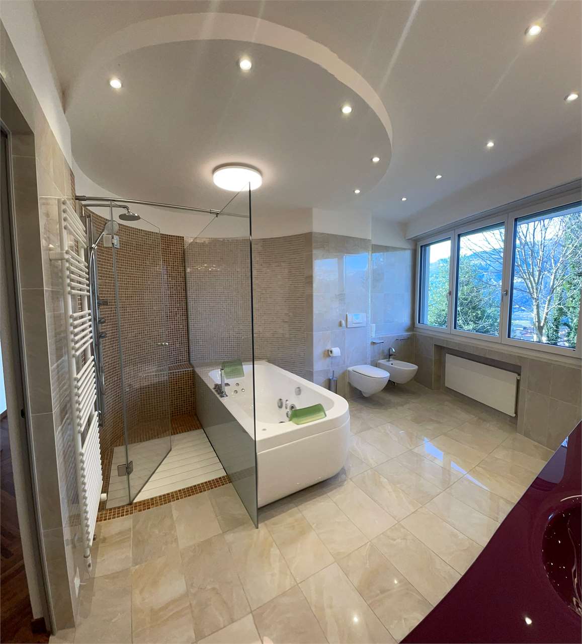 Modernes Badezimmer mit Badewanne und großer Fensterfront