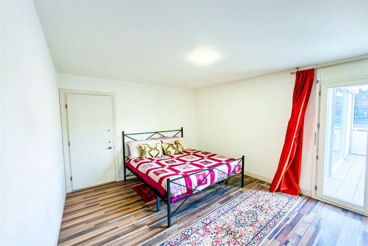Schlafzimmer mit Bett und Balkonzugang