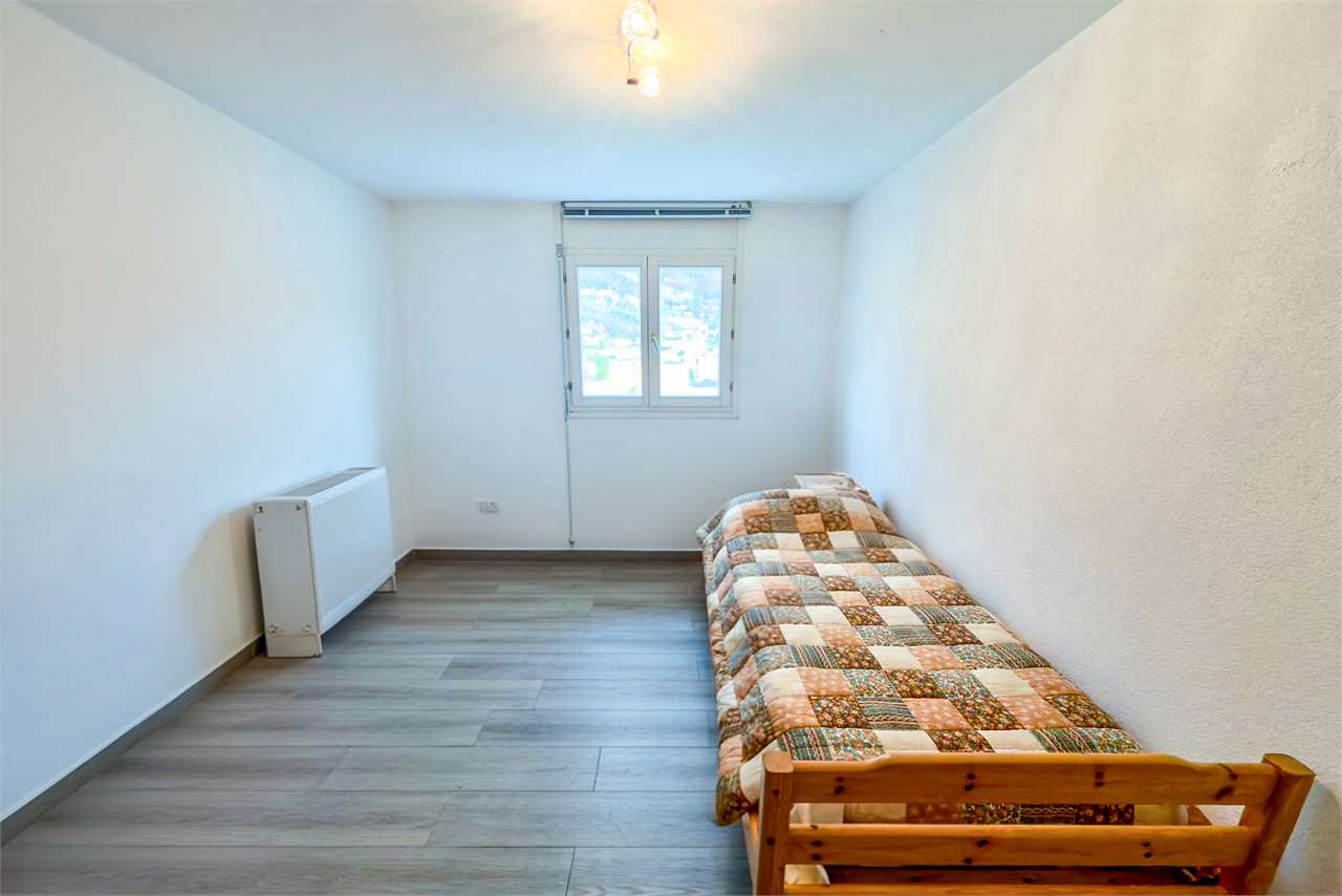 Schmales Schlafzimmer mit Einzelbett