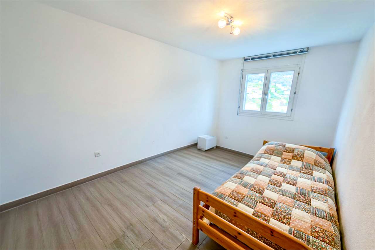 Helles, schlichtes Schlafzimmer mit Einzelbett