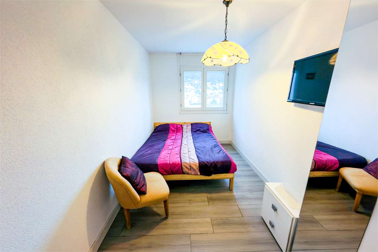 Schmales Schlafzimmer mit Einzelbett