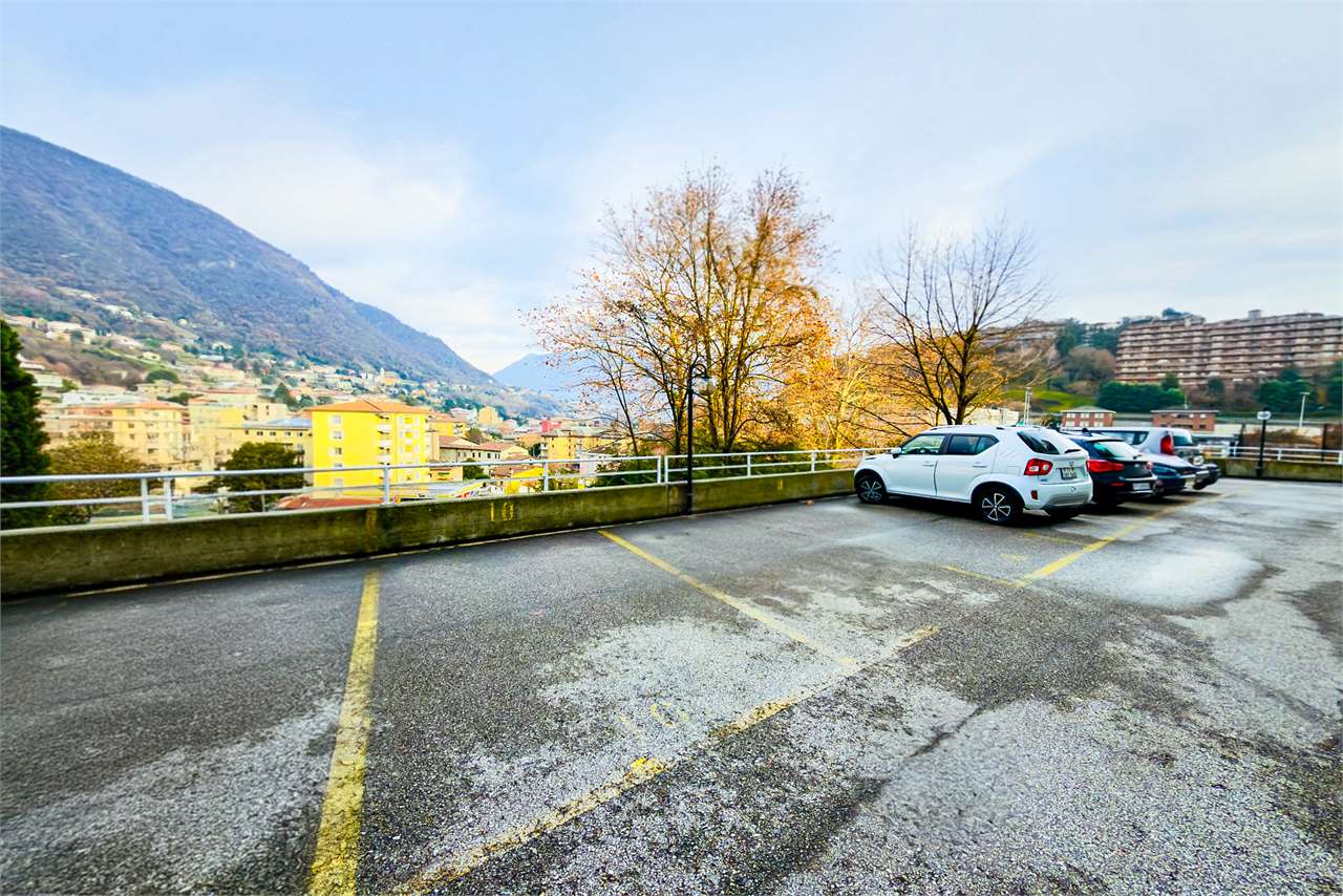Außenansicht eines Parkplatzes mit Bergpanorama