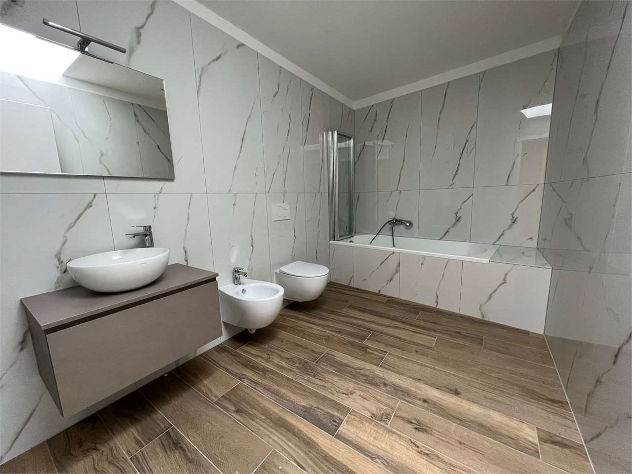 Modernes Badezimmer mit Wanne und Bidet