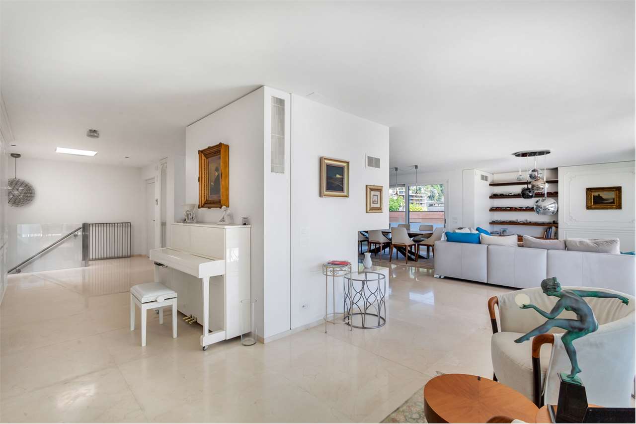 Heller offener Wohnbereich mit Piano und Esszone