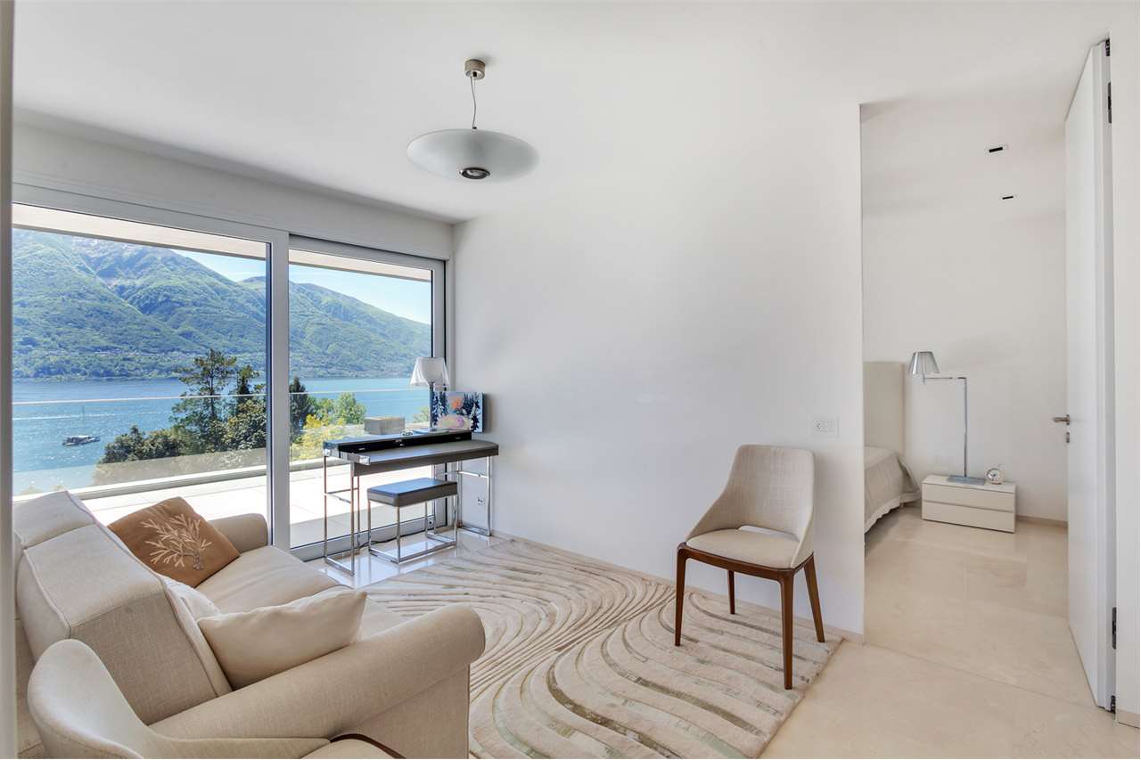 Helles Wohnzimmer mit Seeblick