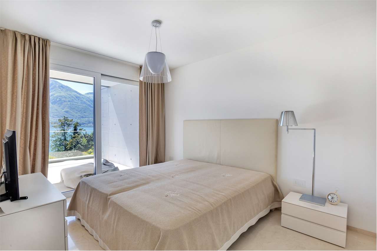 Helles Schlafzimmer mit Meer- und Bergblick