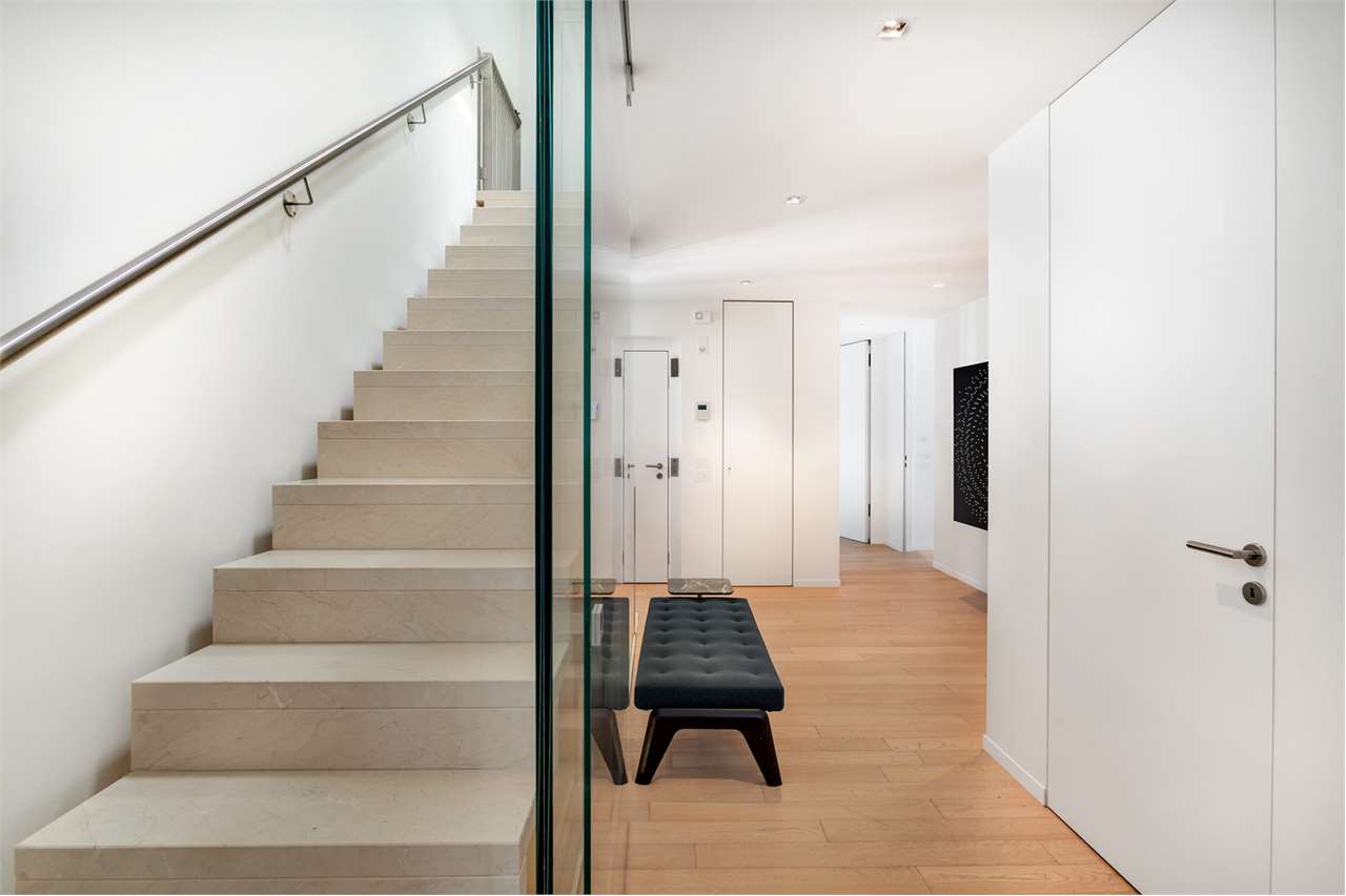 Heller Flur mit Treppe