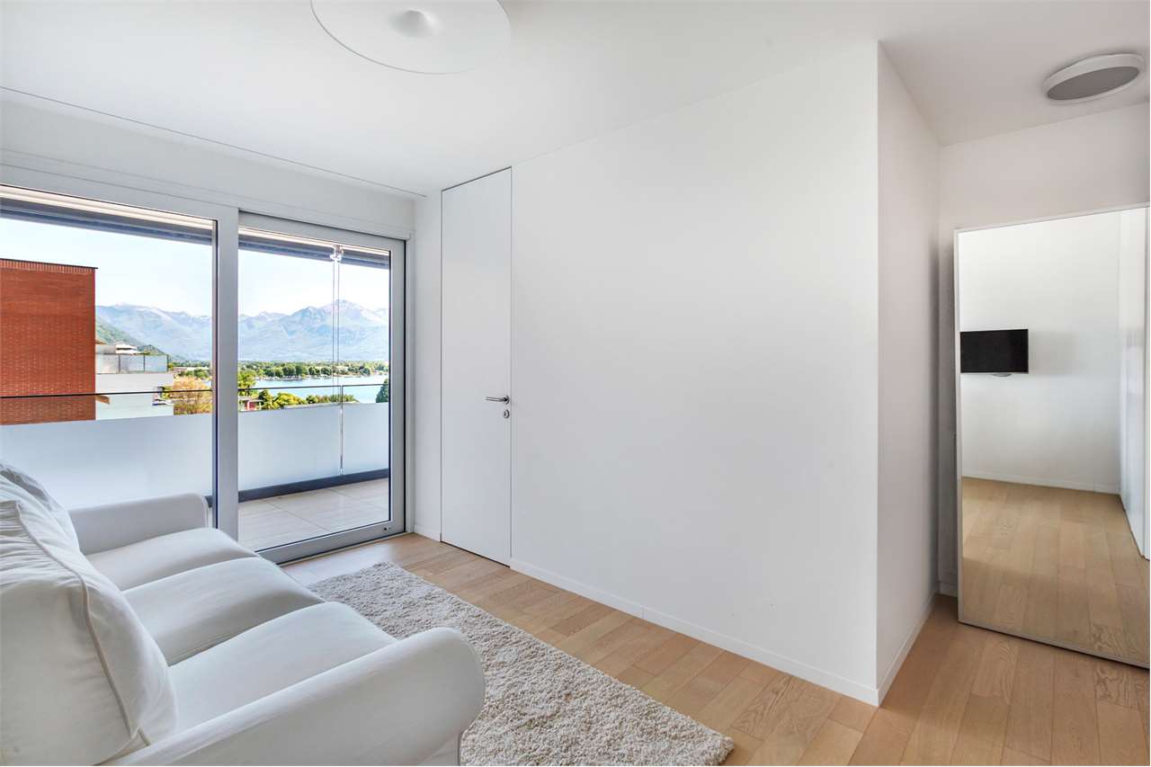 Helles Schlafzimmer mit Balkonblick