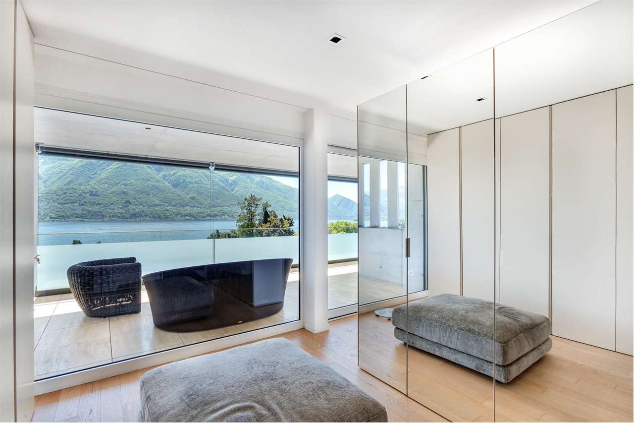 Schlafzimmer mit Balkon und Seeblick