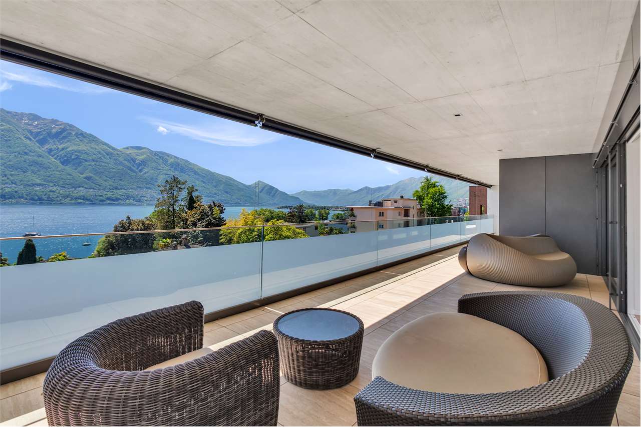 Großzügige Seeterrasse mit Bergblick