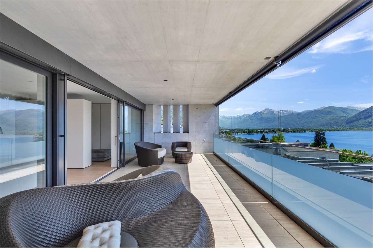 Moderne Seeterrasse mit Alpenblick
