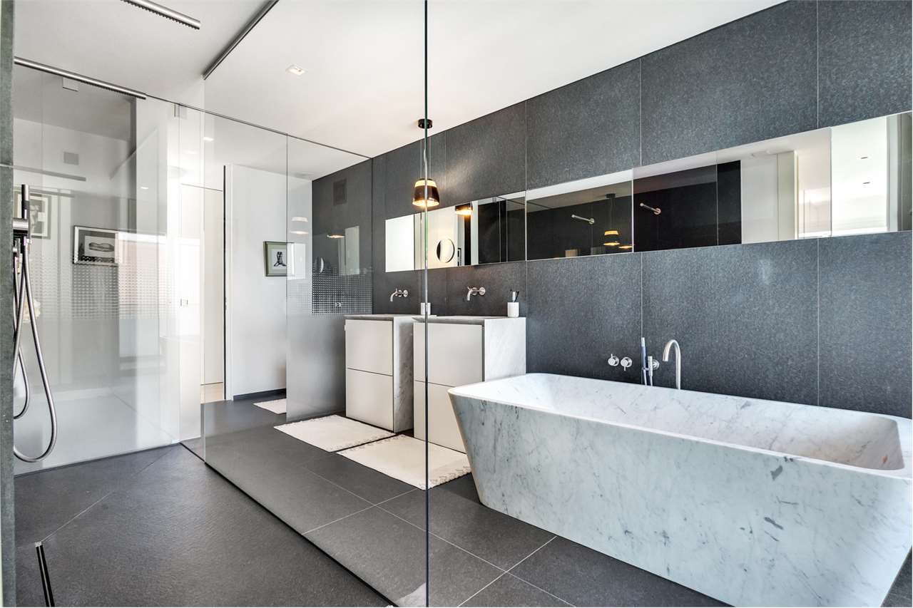 Modernes Badezimmer mit freistehender Badewanne
