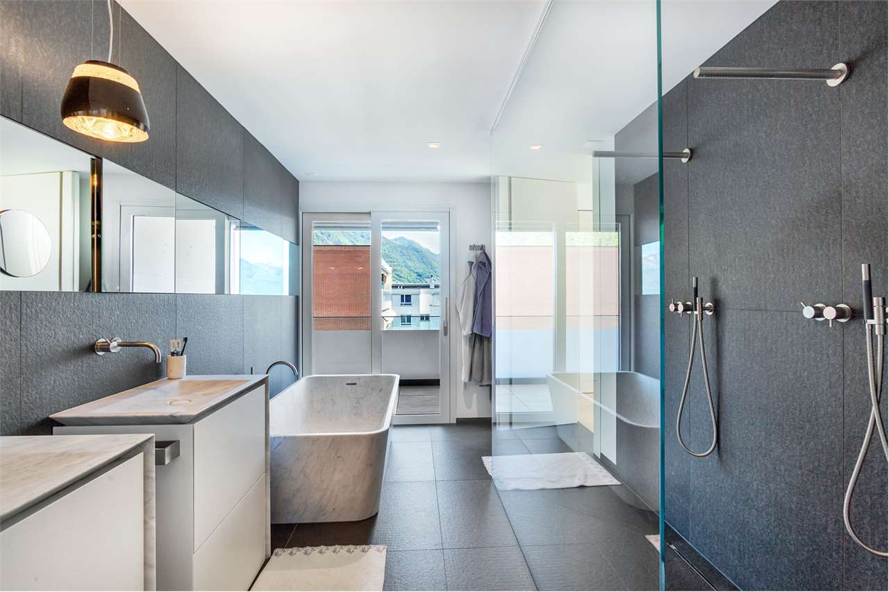 Modernes Badezimmer mit freistehender Wanne und Duschbereich
