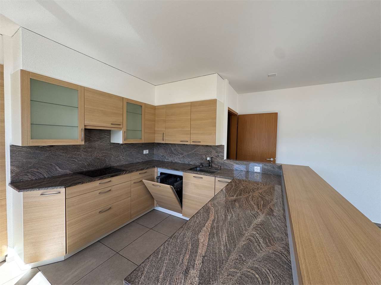 Moderne Einbauküche mit Holzfronten
