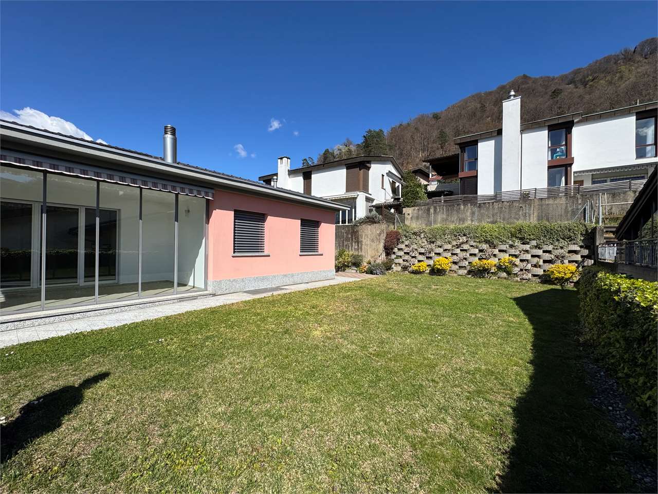 Gartenansicht eines modernen Wohnhauses