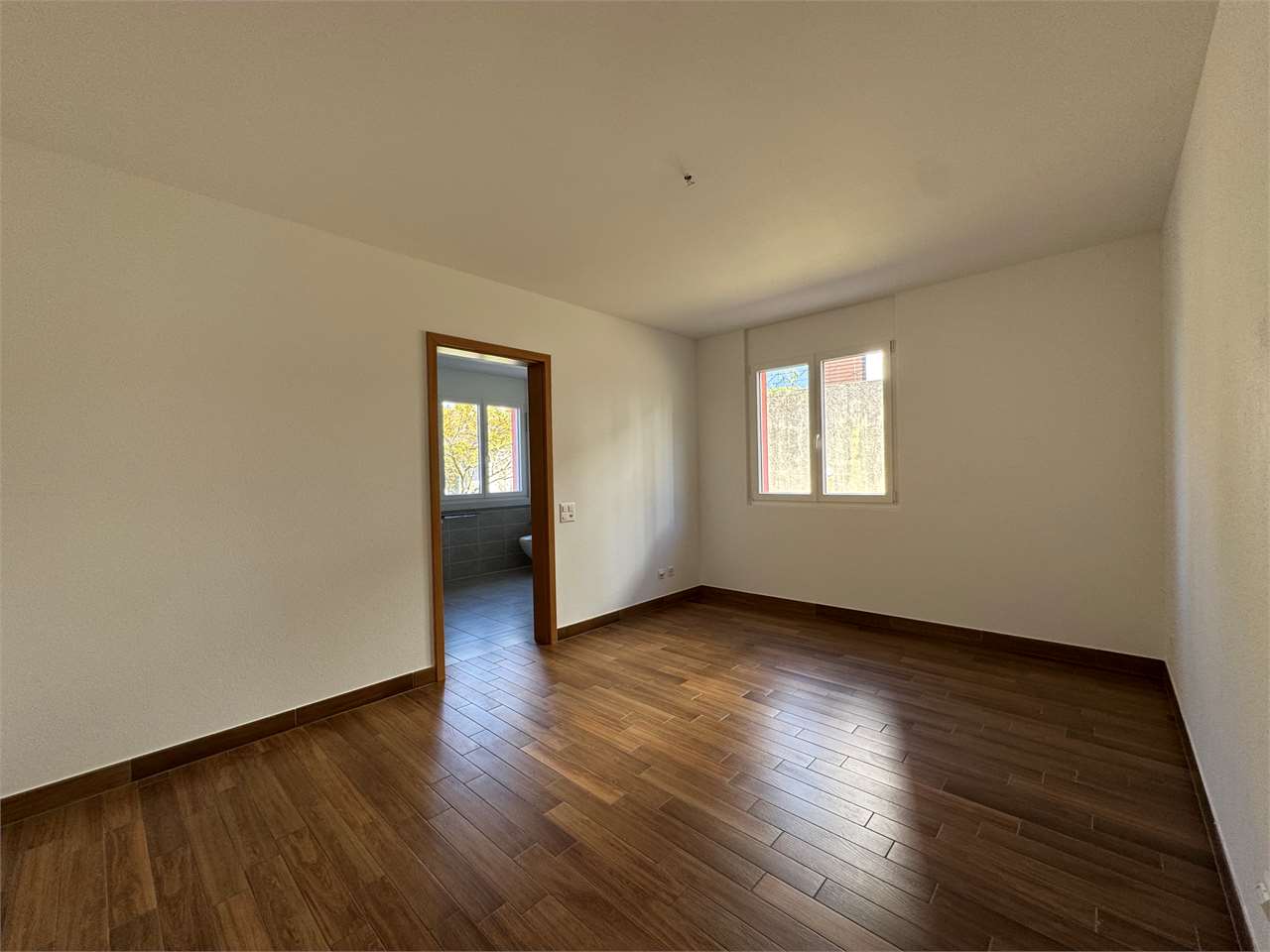 Leerer Wohnraum mit Holzboden